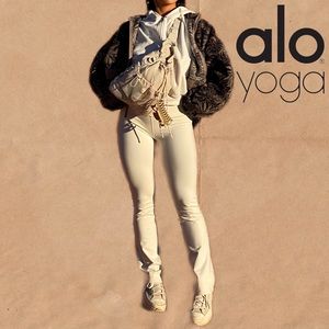 ALO Airbrush Bootcut 7/8 Leggings in Ivory